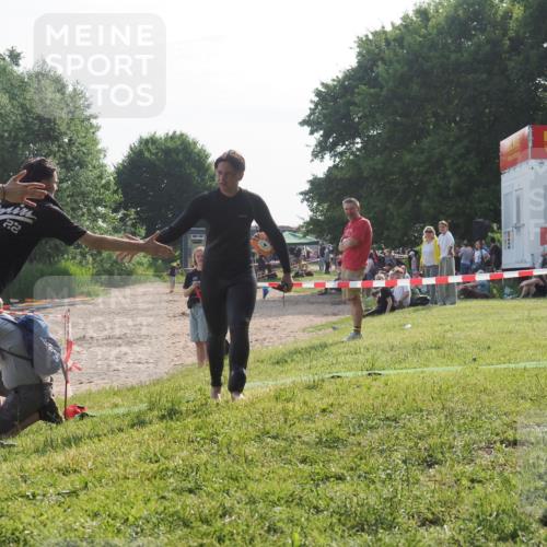 15.06.2025 - 27. Vierlanden-Triathlon KatJ http://msf.ph/oto/7986022 15.06.2025 09:00:45 Schwimmen 58 meine-sportfotos.de