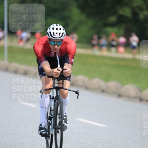 15.06.2025 - 27. Vierlanden-Triathlon H.Heesch http://msf.ph/oto/7986193 15.06.2025 11:33:49 Radfahren 238, 241, 661, 692 meine-sportfotos.de