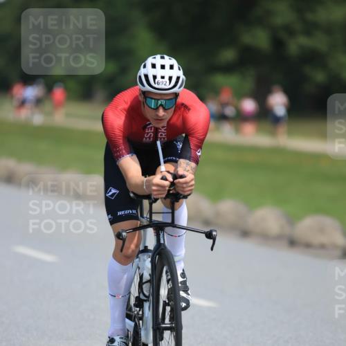15.06.2025 - 27. Vierlanden-Triathlon H.Heesch http://msf.ph/oto/7986207 15.06.2025 11:33:50 Radfahren 238, 241, 661, 692 meine-sportfotos.de