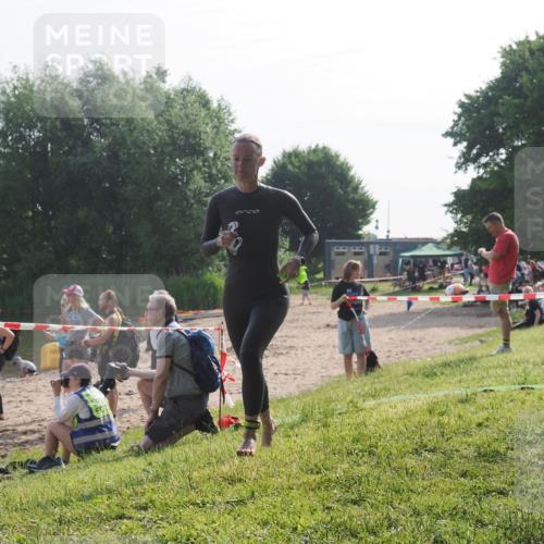 15.06.2025 - 27. Vierlanden-Triathlon KatJ http://msf.ph/oto/7986265 15.06.2025 09:00:55 Schwimmen 217 meine-sportfotos.de