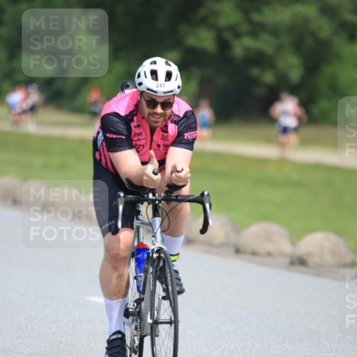 15.06.2025 - 27. Vierlanden-Triathlon H.Heesch http://msf.ph/oto/7986280 15.06.2025 11:33:55 Radfahren 221, 241 meine-sportfotos.de