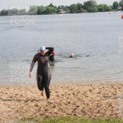 21.06.2025 - 27. Vierlanden-Triathlon MichiJ http://msf.ph/oto/7986283 15.06.2026 09:11:52 Schwimmen 229, 245 meine-sportfotos.de