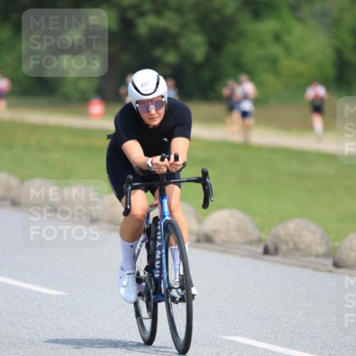 15.06.2025 - 27. Vierlanden-Triathlon H.Heesch http://msf.ph/oto/7986326 15.06.2025 11:33:59 Radfahren 221, 241 meine-sportfotos.de