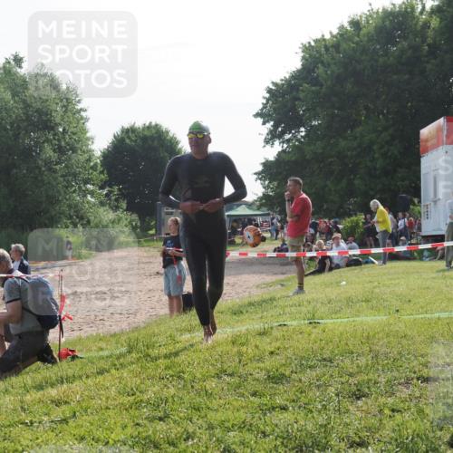 15.06.2025 - 27. Vierlanden-Triathlon KatJ http://msf.ph/oto/7986364 15.06.2025 09:01:02 Schwimmen 217 meine-sportfotos.de