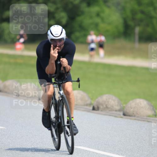 15.06.2025 - 27. Vierlanden-Triathlon H.Heesch http://msf.ph/oto/7986373 15.06.2025 11:34:01 Radfahren 221, 654, 711 meine-sportfotos.de