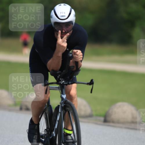 15.06.2025 - 27. Vierlanden-Triathlon H.Heesch http://msf.ph/oto/7986401 15.06.2025 11:34:02 Radfahren 221, 654, 711 meine-sportfotos.de
