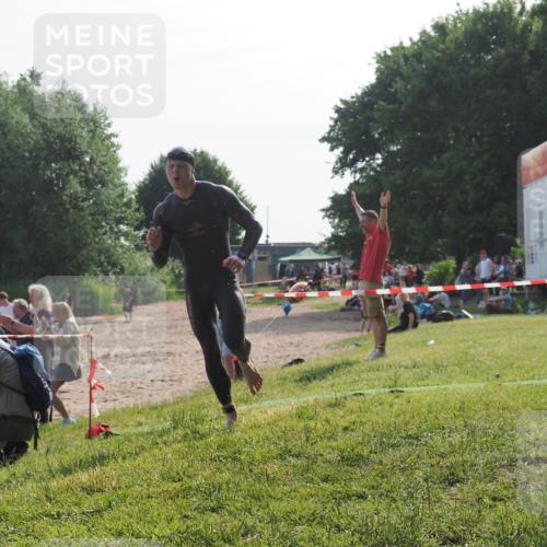 15.06.2025 - 27. Vierlanden-Triathlon KatJ http://msf.ph/oto/7986541 15.06.2025 09:01:51 Schwimmen 206, 242 meine-sportfotos.de