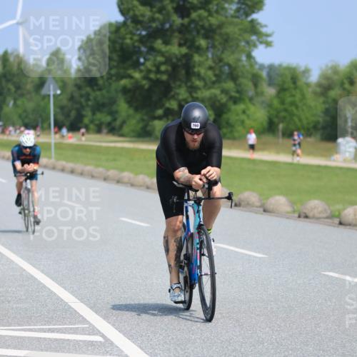 15.06.2025 - 27. Vierlanden-Triathlon H.Heesch http://msf.ph/oto/7986786 15.06.2025 11:34:49 Radfahren 638, 707, 760, 894, 961 meine-sportfotos.de
