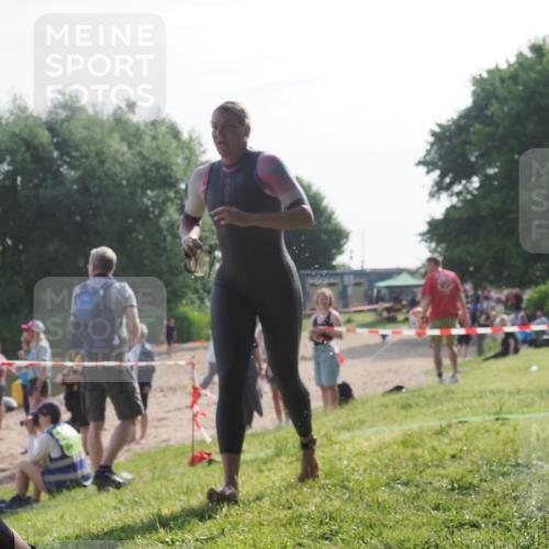 15.06.2025 - 27. Vierlanden-Triathlon KatJ http://msf.ph/oto/7986850 15.06.2025 09:02:02 Schwimmen 196, 206, 214 meine-sportfotos.de