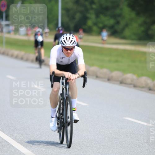 15.06.2025 - 27. Vierlanden-Triathlon H.Heesch http://msf.ph/oto/7986871 15.06.2025 11:35:01 Radfahren 662, 715 meine-sportfotos.de
