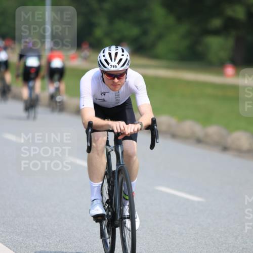 15.06.2025 - 27. Vierlanden-Triathlon H.Heesch http://msf.ph/oto/7986874 15.06.2025 11:35:01 Radfahren 662, 715 meine-sportfotos.de