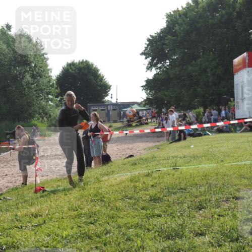 15.06.2025 - 27. Vierlanden-Triathlon KatJ http://msf.ph/oto/7986904 15.06.2025 09:02:38 Schwimmen 200, 246 meine-sportfotos.de