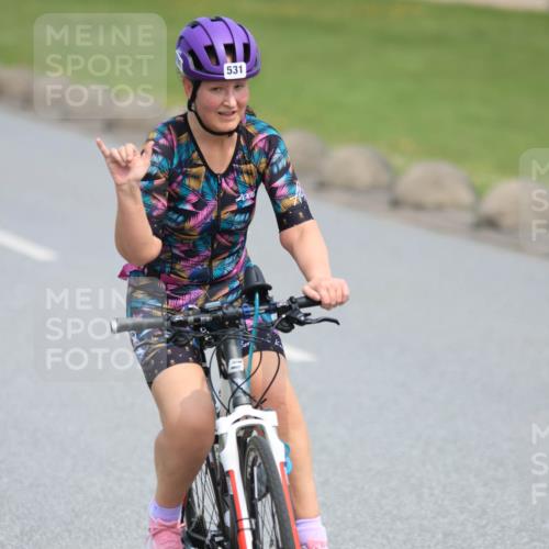 15.06.2025 - 27. Vierlanden-Triathlon H.Heesch http://msf.ph/oto/7986932 15.06.2025 11:15:41 Radfahren 65, 147, 531, 670, 729, 779 meine-sportfotos.de