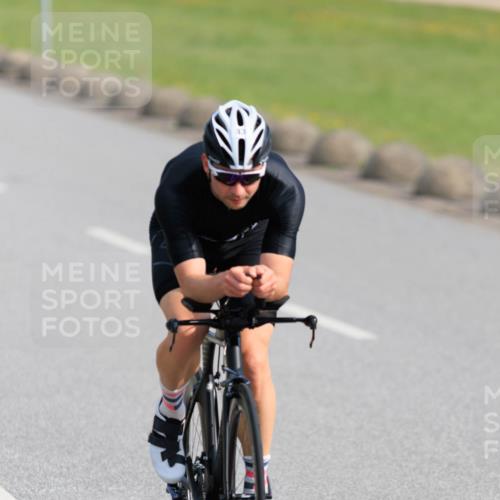 15.06.2025 - 27. Vierlanden-Triathlon H.Heesch http://msf.ph/oto/7987232 15.06.2025 09:10:28 Radfahren 25, 83 meine-sportfotos.de
