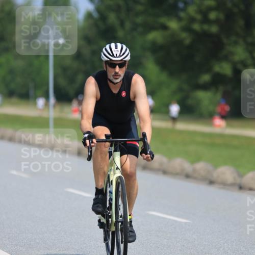 15.06.2025 - 27. Vierlanden-Triathlon H.Heesch http://msf.ph/oto/7987281 15.06.2025 11:37:03 Radfahren 125, 713 meine-sportfotos.de