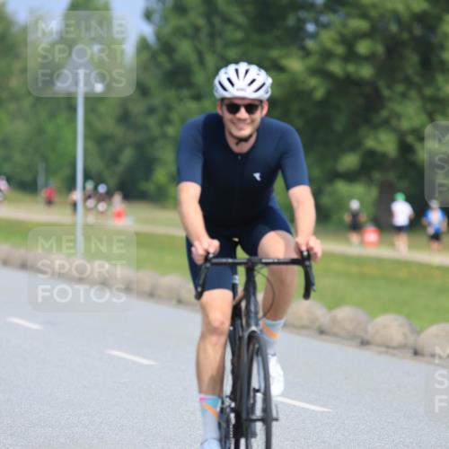 15.06.2025 - 27. Vierlanden-Triathlon H.Heesch http://msf.ph/oto/7987395 15.06.2025 11:37:31 Radfahren 90, 686, 727 meine-sportfotos.de