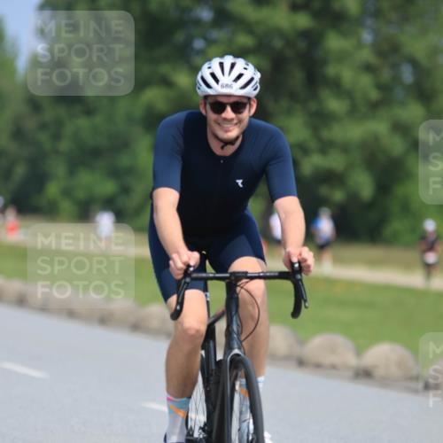 15.06.2025 - 27. Vierlanden-Triathlon H.Heesch http://msf.ph/oto/7987420 15.06.2025 11:37:31 Radfahren 90, 686, 727 meine-sportfotos.de
