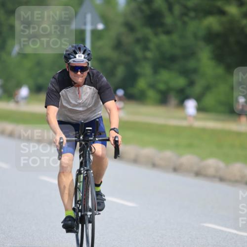 15.06.2025 - 27. Vierlanden-Triathlon H.Heesch http://msf.ph/oto/7987440 15.06.2025 11:37:34 Radfahren 90, 686, 727 meine-sportfotos.de