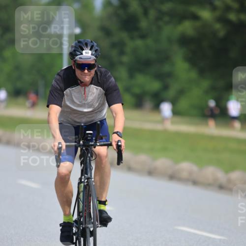 15.06.2025 - 27. Vierlanden-Triathlon H.Heesch http://msf.ph/oto/7987443 15.06.2025 11:37:34 Radfahren 90, 686, 727 meine-sportfotos.de