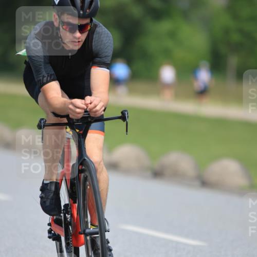 15.06.2025 - 27. Vierlanden-Triathlon H.Heesch http://msf.ph/oto/7987459 15.06.2025 11:37:38 Radfahren 90, 683, 727 meine-sportfotos.de