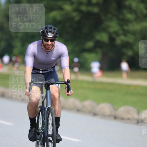 15.06.2025 - 27. Vierlanden-Triathlon H.Heesch http://msf.ph/oto/7987512 15.06.2025 11:37:49 Radfahren 691, 759, 854, 900 meine-sportfotos.de