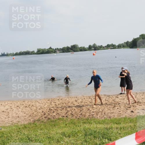 21.06.2025 - 27. Vierlanden-Triathlon MichiJ http://msf.ph/oto/7987555 15.06.2026 09:13:47 Schwimmen 203, 228 meine-sportfotos.de