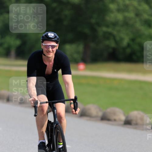 15.06.2025 - 27. Vierlanden-Triathlon H.Heesch http://msf.ph/oto/7987848 15.06.2025 09:18:48 Radfahren 45, 59, 64, 138 meine-sportfotos.de