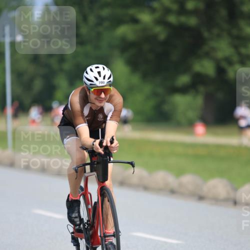 15.06.2025 - 27. Vierlanden-Triathlon H.Heesch http://msf.ph/oto/7987964 15.06.2025 11:39:39 Radfahren 692, 708, 918 meine-sportfotos.de