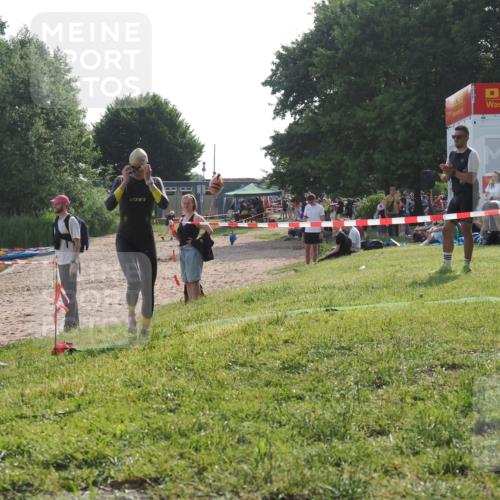 15.06.2025 - 27. Vierlanden-Triathlon KatJ http://msf.ph/oto/7988116 15.06.2025 09:05:08 Schwimmen 205, 238 meine-sportfotos.de