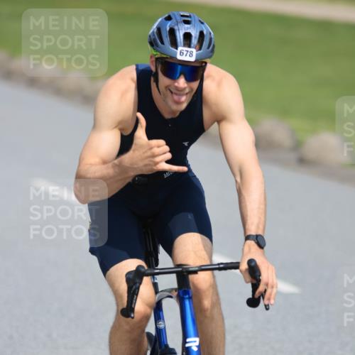 21.06.2025 - 27. Vierlanden-Triathlon H.Heesch http://msf.ph/oto/7988195 15.06.2025 11:40:36 Radfahren 206, 678, 760, 910 meine-sportfotos.de