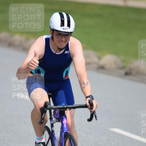 21.06.2025 - 27. Vierlanden-Triathlon H.Heesch http://msf.ph/oto/7988242 15.06.2025 11:41:41 Radfahren 657, 701 meine-sportfotos.de