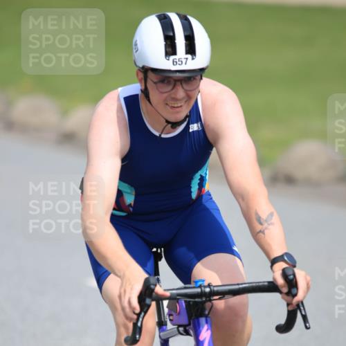 21.06.2025 - 27. Vierlanden-Triathlon H.Heesch http://msf.ph/oto/7988265 15.06.2025 11:41:41 Radfahren 657, 701 meine-sportfotos.de