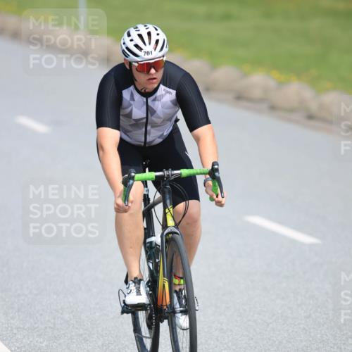 21.06.2025 - 27. Vierlanden-Triathlon H.Heesch http://msf.ph/oto/7988291 15.06.2025 11:41:47 Radfahren 646, 701 meine-sportfotos.de
