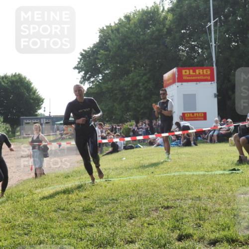 15.06.2025 - 27. Vierlanden-Triathlon KatJ http://msf.ph/oto/7988309 15.06.2025 09:05:19 Schwimmen 209, 221, 222 meine-sportfotos.de
