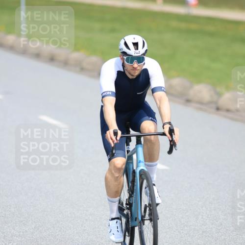 21.06.2025 - 27. Vierlanden-Triathlon H.Heesch http://msf.ph/oto/7988434 15.06.2025 11:42:33 Radfahren 762, 859 meine-sportfotos.de