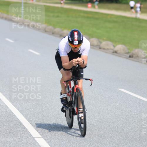 21.06.2025 - 27. Vierlanden-Triathlon H.Heesch http://msf.ph/oto/7988477 15.06.2025 11:42:46 Radfahren 217, 697, 781, 862 meine-sportfotos.de