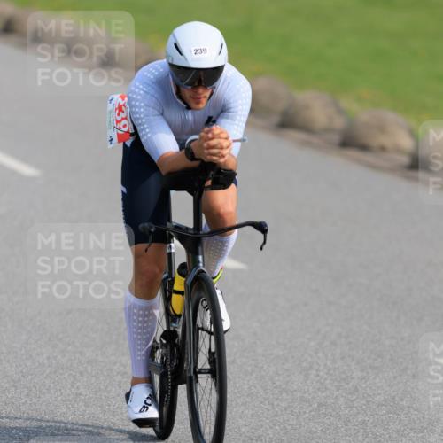 15.06.2025 - 27. Vierlanden-Triathlon H.Heesch http://msf.ph/oto/7988731 15.06.2025 09:27:54 Radfahren 104, 202, 239 meine-sportfotos.de
