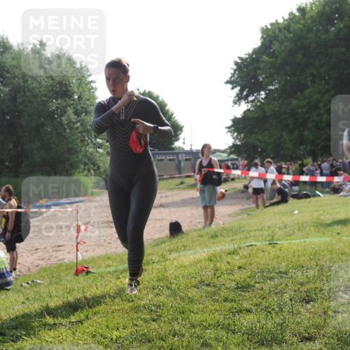 15.06.2025 - 27. Vierlanden-Triathlon KatJ http://msf.ph/oto/7988798 15.06.2025 09:06:16 Schwimmen 216 meine-sportfotos.de