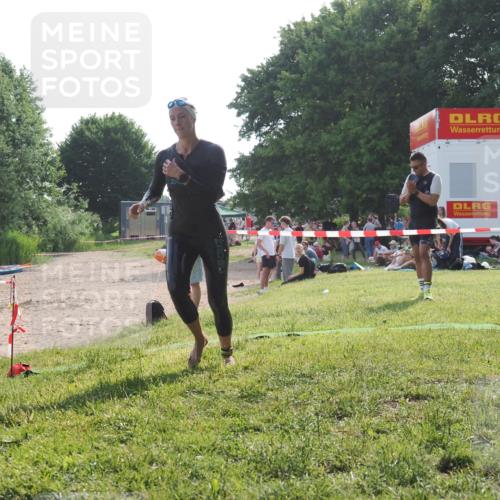 15.06.2025 - 27. Vierlanden-Triathlon KatJ http://msf.ph/oto/7988923 15.06.2025 09:07:00 Schwimmen 212, 251 meine-sportfotos.de