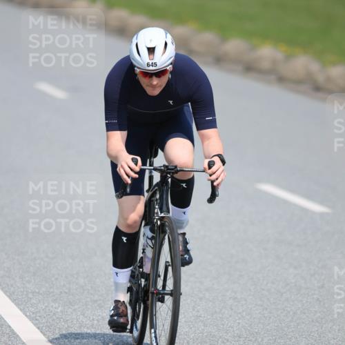 21.06.2025 - 27. Vierlanden-Triathlon H.Heesch http://msf.ph/oto/7989019 15.06.2025 11:45:37 Radfahren 645, 728, 733 meine-sportfotos.de
