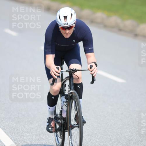 21.06.2025 - 27. Vierlanden-Triathlon H.Heesch http://msf.ph/oto/7989032 15.06.2025 11:45:37 Radfahren 645, 728, 733 meine-sportfotos.de