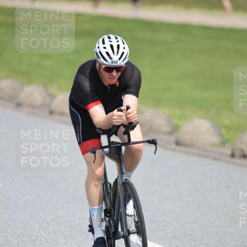 21.06.2025 - 27. Vierlanden-Triathlon H.Heesch http://msf.ph/oto/7989047 15.06.2025 11:46:03 Radfahren 32, 658, 803 meine-sportfotos.de