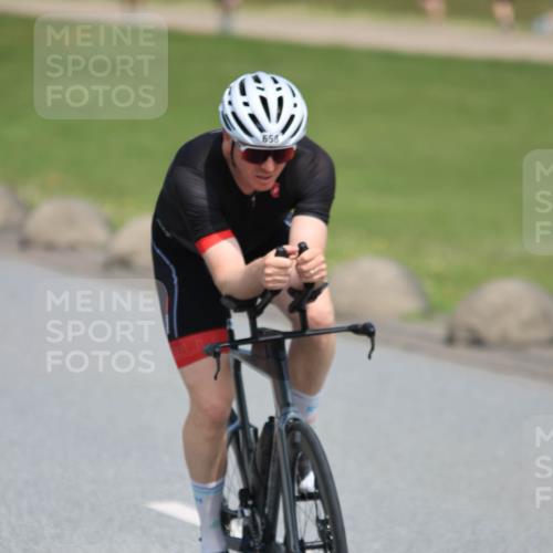21.06.2025 - 27. Vierlanden-Triathlon H.Heesch http://msf.ph/oto/7989061 15.06.2025 11:46:03 Radfahren 32, 658, 803 meine-sportfotos.de