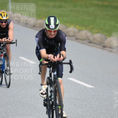 21.06.2025 - 27. Vierlanden-Triathlon H.Heesch http://msf.ph/oto/7989087 15.06.2025 11:46:08 Radfahren 215, 663, 743, 803, 886 meine-sportfotos.de