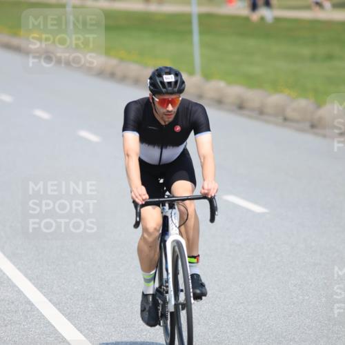 21.06.2025 - 27. Vierlanden-Triathlon H.Heesch http://msf.ph/oto/7989151 15.06.2025 11:46:14 Radfahren 215, 231, 663, 743, 886 meine-sportfotos.de