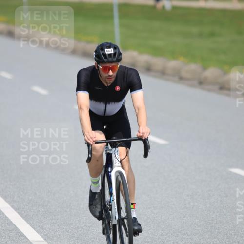 21.06.2025 - 27. Vierlanden-Triathlon H.Heesch http://msf.ph/oto/7989162 15.06.2025 11:46:14 Radfahren 215, 231, 663, 743, 886 meine-sportfotos.de