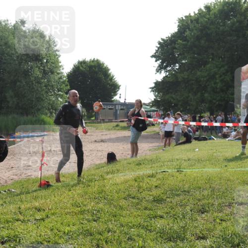 15.06.2025 - 27. Vierlanden-Triathlon KatJ http://msf.ph/oto/7989209 15.06.2025 09:07:11 Schwimmen 231, 251 meine-sportfotos.de