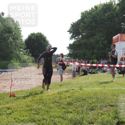 15.06.2025 - 27. Vierlanden-Triathlon KatJ http://msf.ph/oto/7989360 15.06.2025 09:08:38 Schwimmen 226 meine-sportfotos.de