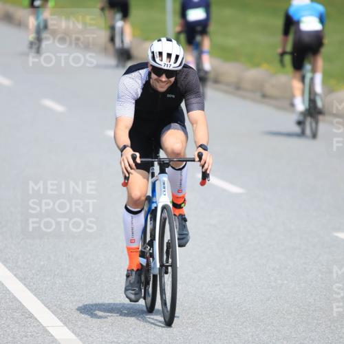 21.06.2025 - 27. Vierlanden-Triathlon H.Heesch http://msf.ph/oto/7989492 15.06.2025 11:47:14 Radfahren 717, 787 meine-sportfotos.de