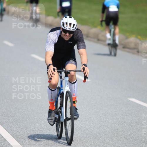 21.06.2025 - 27. Vierlanden-Triathlon H.Heesch http://msf.ph/oto/7989501 15.06.2025 11:47:14 Radfahren 717, 787 meine-sportfotos.de